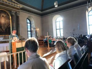 Piispa Kaarlo Kalliala saarnaa Salo-Uskelan kirkossa