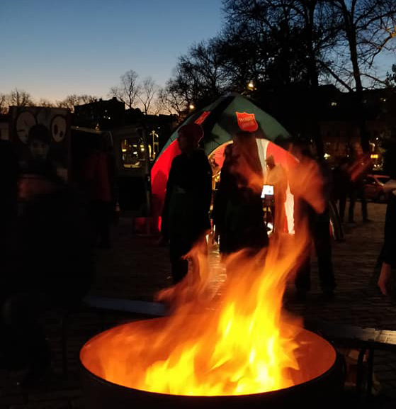 tulenlieskoja padassa yön pimeydessä